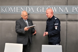 Komendant Główny Policji i Prezes zarządu Towarzystwa Przyjaciół Dzieci podczas podpisywania porozumienia