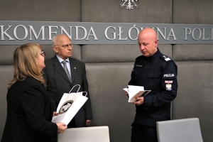 Komendant Główny Policji, Prezes TPD Wiesław Kołak oraz Sekretarz Generalna  Jolanta Szklarska podczas podpisywania porozumienia