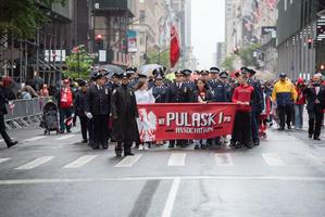 grupa polskich policjantów uczestniczy w dorocznej paradzie Polonii Amerykańskiej