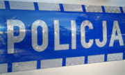 oznakowany radiowóz służbowy, na drzwiach samochodu biały napis policja na niebieskim tle
