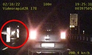 Stopklatka z nagrania wideorejestratora przedstawia zawracanie przez kierowcę toyoty