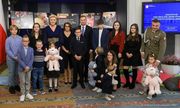 Prezydent Andrzej Duda I pani Prezydentowa Agata Duda pozują do zdjęcia wspólnie z podopiecznymi Fundacjo Dorastaj z Nami