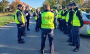 grupa umundurowanych policjantów w żółtych kamizelkach biorąca udział w poszukiwaniach