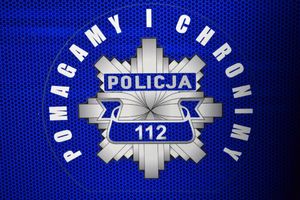 Gwiazda policyjna z napisem Policja i nr 112. Wokół niej znajduje się napis o treści Pomagamy i chronimy