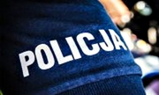 Napis policja na ramieniu munduru