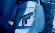 broń leżąca na siedzeniu auta