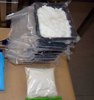 zabezpieczone paczki z amfetaminą i foliowy woreczek z narkotykiem