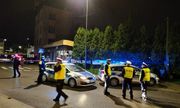pora nocna - zatrzymane auto i policyjne radiowozy a przed nimi policjanci