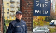 Dzielnicowy młodszy aspirant Karol Walosek przy budynku policj