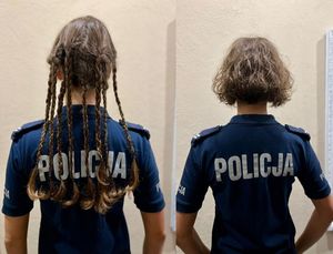Widok z tyłu. po lewej policjantka w koszulce z napisem Policja na plecach w długich włosach zaplecionych w warkoczyki. Obok, z prawej strony policjantka w koszulce z napisem Policja w krótkich włosach