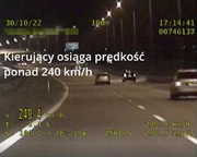 Kierujący osiąga prędkość ponad 240 km/h - pora nocna stop klatka z monitoringu szosa i jadący po niej samochód
