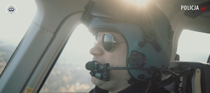 pilot w lecącym śmigłowcu