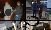 kolaż z 4 zdjęć, na 2 zdjęciach nieumundurowany policjant prowadzi zatrzymanego, na dwóch pozostałych zabezpieczone kije bejsbolowe i przedmiot przypominający broń