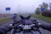 widok na jezdnię z policyjnego motocykla