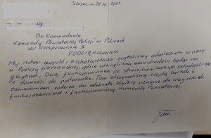 spisane na kartce podziękowania przekazane policjantom za odnalezienie zagubionej w lesie pary seniorów