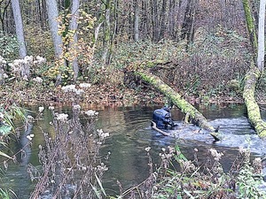 policjant przeszukujący zbiornik wodny