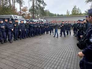 grupa policjantów stojąca na placu