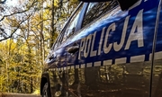 radiowóz policyjny na leśnej drodze