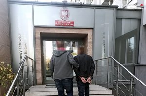 nieumundurowany policjant wprowadza po schodach zatrzymanego do budynku sądu w Katowicach