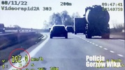 stop klatka z wideorejestratora - zdjęcie auta na drodze, które przekracza prędkość