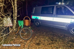 rower i radiowóz stoją w lesie