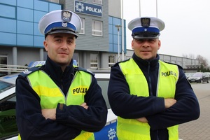 Na zdjęciu policjanci młodszy aspirant Cezary Nowak i sierżant sztabowy Paweł Kuświk