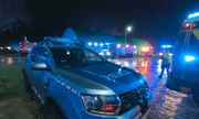 pora nocna, wozy strażackie i radiowozy policyjne na miejscu zdarzenia