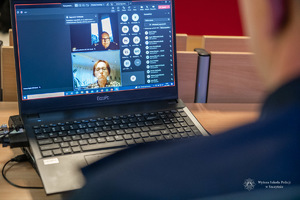ekran laptopa widziany przez siedzącą przed nim osobę
