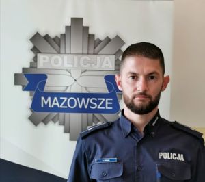 umundurowany policjant mł. asp. Krzysztof Godun