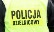 czarny napis na żółtej kamizelce: Policja Dzielnicowy