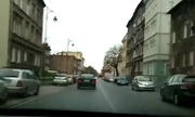 samochód jadący ulicą