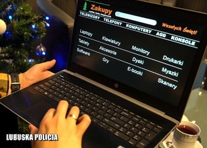 ekran komputera i widoczne męskie dłonie na klawiaturze