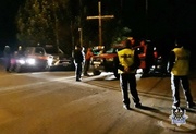pora nocna. Policjanci i służby ratownicze biorące udział w poszukiwaniach stoją przy samochodach