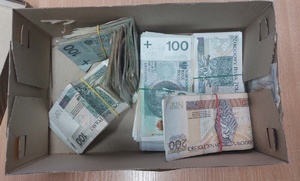 pudełko z pieniędzmi, które miały zostać przekazane oszustom