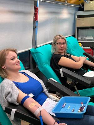 dwie kobiety siedzą na fotelach i oddaj honorowo krew
