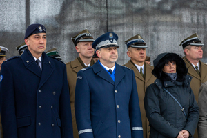 Uroczysta promocja żołnierzy rezerwy - zdjęcie grupowe gości wraz z Zastępcą KGP nadinsp. Pawłem Dobrodziejem