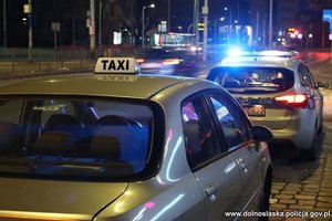 radiowóz policyjny i taksówka na ulicy