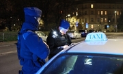 policjanci podczas kontroli drogowej taksówki