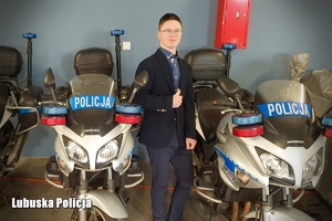 Chłopiec przy policyjnych motocyklach