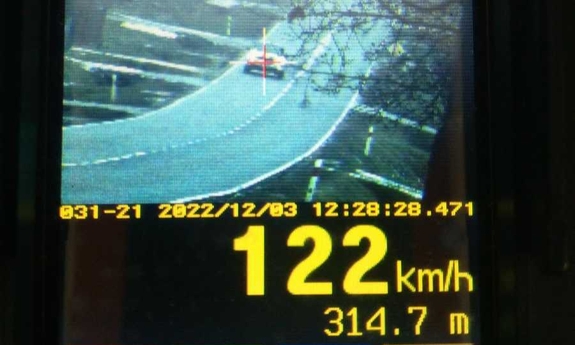 zdjęcie ekranu wideorejestratora, widoczna jest na nim prędkość 122 km/h