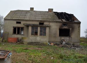 Podpalony opuszczony dom