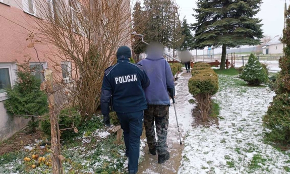 policjant z uratowanym mężczyzną