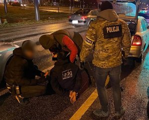 Policjanci zatrzymują sprawców kradzieży katalizatorów na ulicy