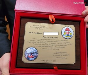 Zdjęcie. Pamiątkowa tabliczka z podziękowaniem dla policjanta