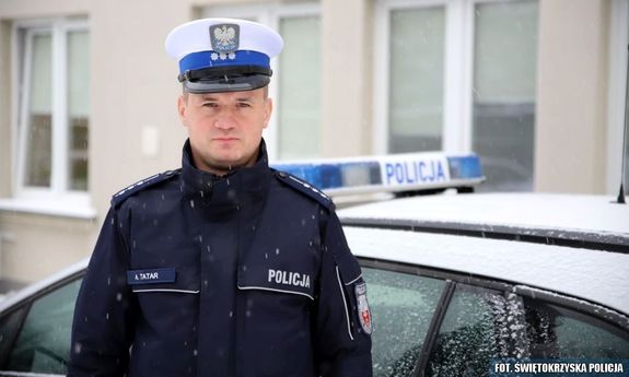 umundurowany policjant pozuje do zdjęcia