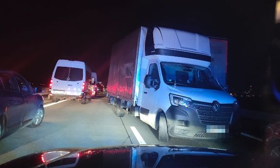 pojazdy jadące autostradą pod prąd