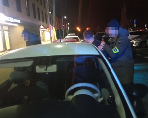 policjanci przy samochodzie w trakcie zatrzymywania mężczyzny