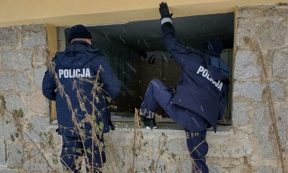 policjanci kontrolują pustostany