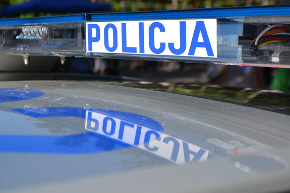 napis Policja na sygnałach świetlnych i dźwiękowych znajdujących się na dachu radiowozu