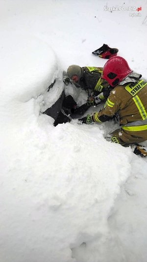 Strażacy wyciągają mężczyznę ze studzienki kanalizacyjnej